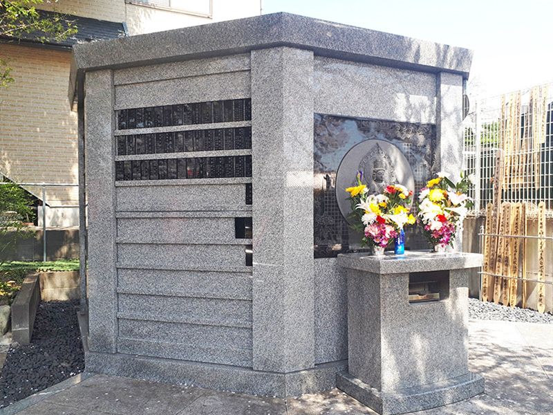 メモリアルパーククラウドあきる野　花が添えられた献花台