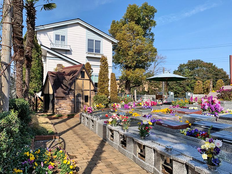 小平メモリアルガーデン ガーデニング型樹木葬「フラワージュ」　花が添えられた墓石