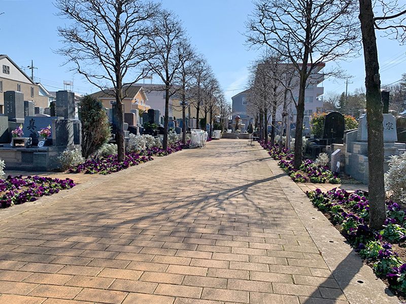 小平メモリアルガーデン ガーデニング型樹木葬「フラワージュ」　参道はバリアフリー設計