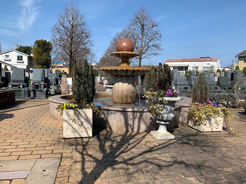 小平メモリアルガーデン ガーデニング型樹木葬「フラワージュ」　園内にある噴水