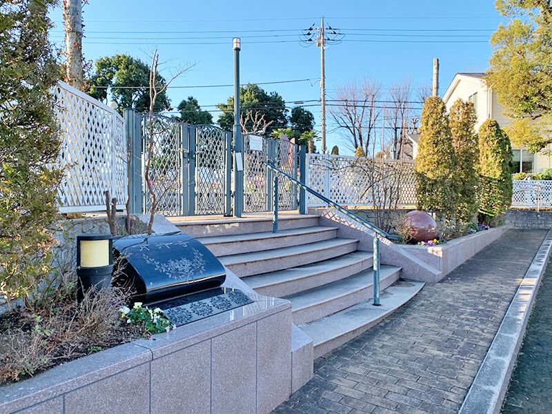 小平メモリアルガーデン ガーデニング型樹木葬「フラワージュ」　霊園入口