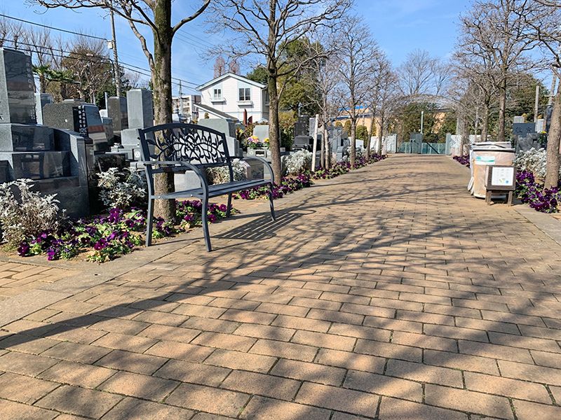 小平メモリアルガーデン ガーデニング型樹木葬「フラワージュ」　参道に配置されたベンチ