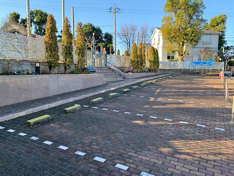 小平メモリアルガーデン ガーデニング型樹木葬「フラワージュ」　駐車場は霊園入り口に併設