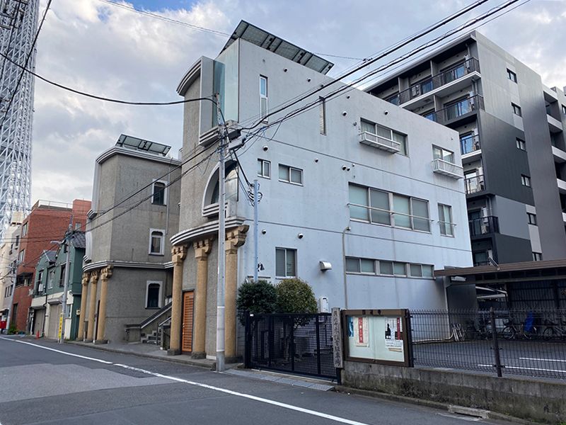 向島浄苑　駐車スペースは施設に併設