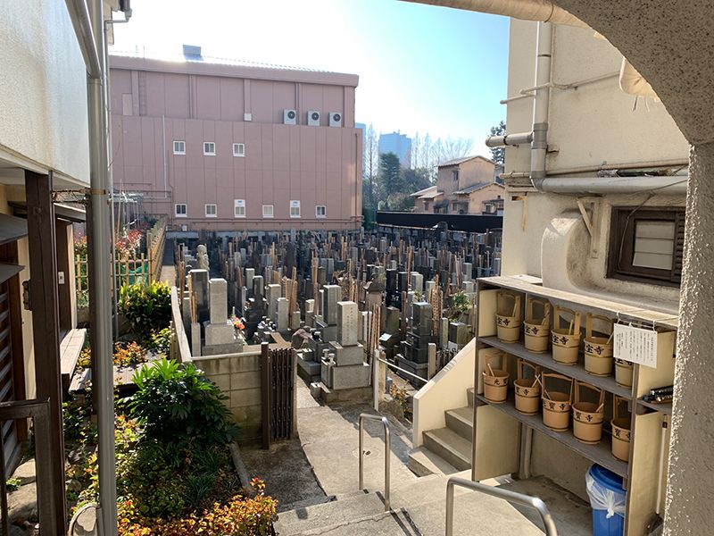 光宝寺　道具のそろった水汲み場