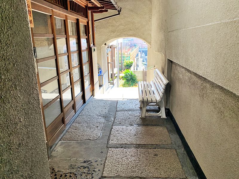 光宝寺　日陰の休憩ベンチ