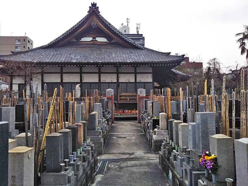 長昌寺　本堂に隣接する墓域