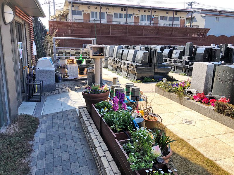 メモリアルガーデン三鷹　屋内永代供養墓「さくら堂」　植栽が添えられた墓域