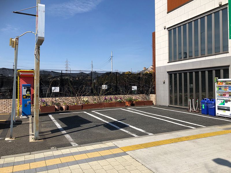 メモリアルガーデン三鷹　屋内永代供養墓「さくら堂」　管理事務所に隣接する駐車スペース