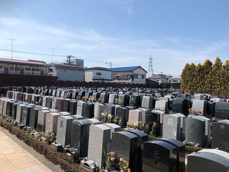 メモリアルガーデン三鷹　屋内永代供養墓「さくら堂」　様々な墓石が混在