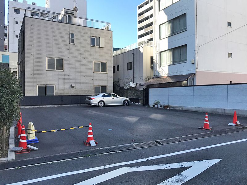 大徳院 両国陵苑　建物横にある駐車場