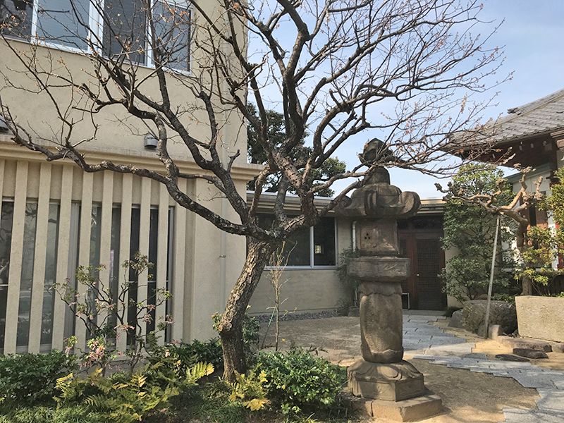 古川浄苑　参道脇の日本庭園