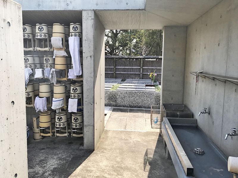 古川浄苑　道具が完備された水汲み場