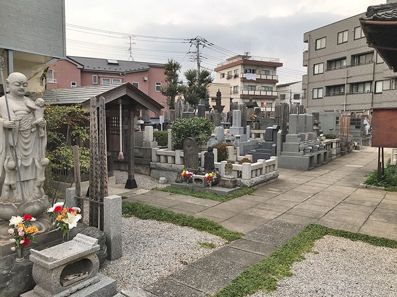 宝泉寺 青戸墓苑　石畳の参道