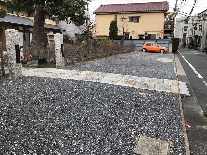 宝泉寺 青戸墓苑　砂利の敷き詰められた駐車場