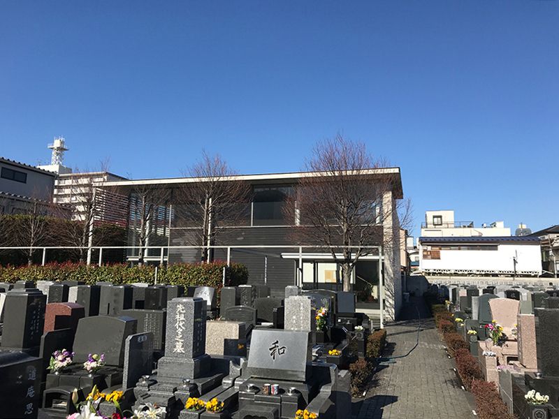 江東メモリアル　空を仰ぎやすい、ひらけた墓域