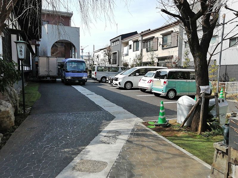 法眞寺 本郷赤門前霊園の駐車場