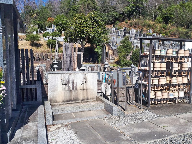 少林寺聖地霊園　道具のそろった水汲み場