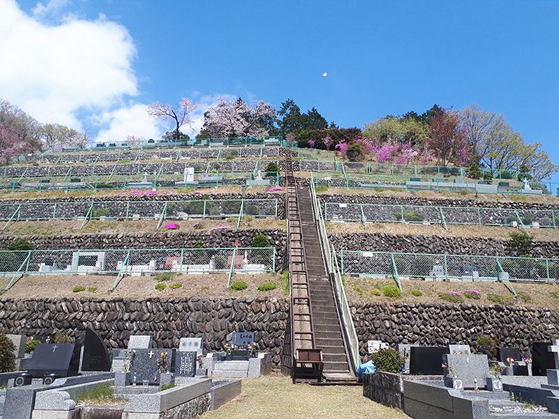 カトリック五日市霊園　南向きで日当たり良好な斜面