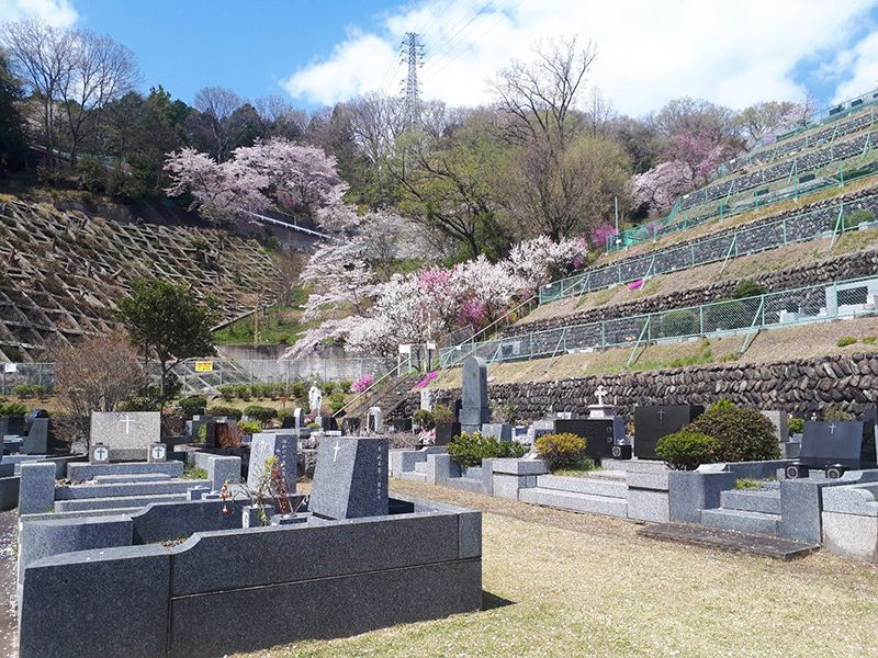 カトリック五日市霊園　平坦に整備された参道