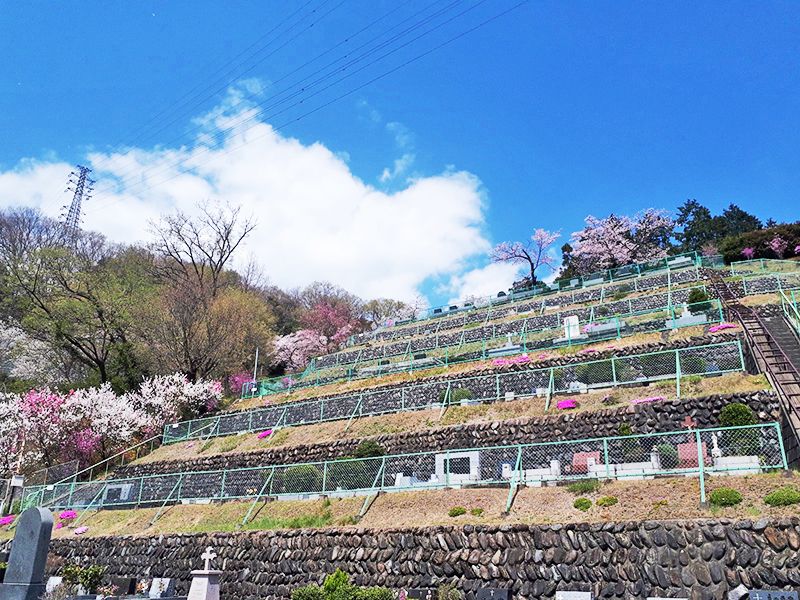 カトリック五日市霊園　自然に囲まれた霊園内