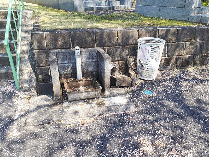 カトリック五日市霊園　水場、ゴミ箱完備