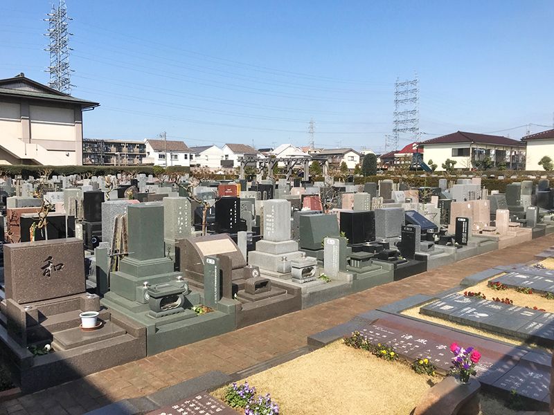 府中・国立メモリアルパーク　様々な墓石が並ぶ墓域