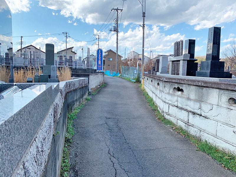 ひまわり墓苑　道路を挟んだ区画