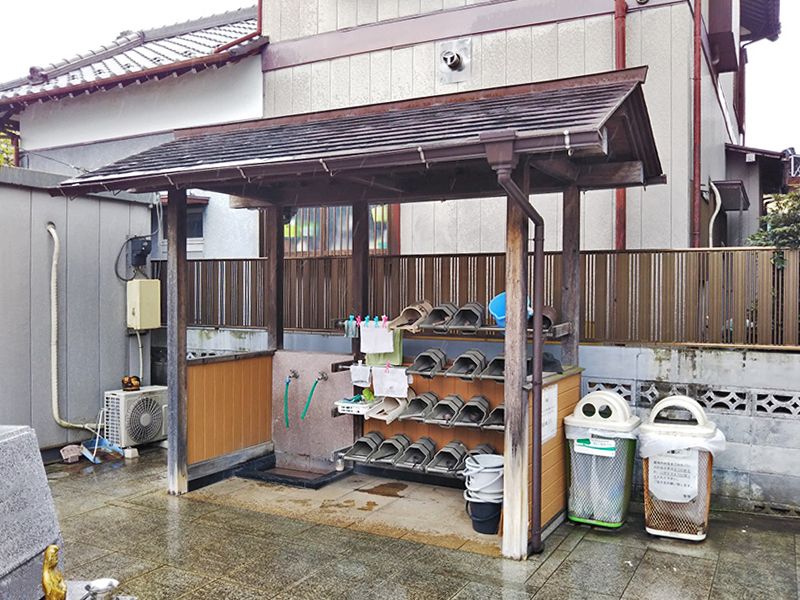 阿弥陀堂墓苑　屋根のある水汲み場