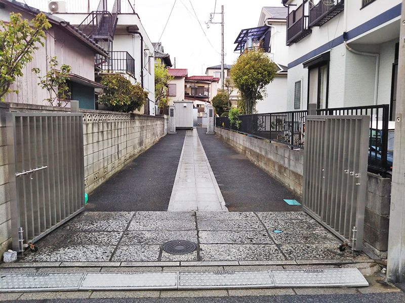 阿弥陀堂墓苑　住宅の間にある墓苑へ続く道