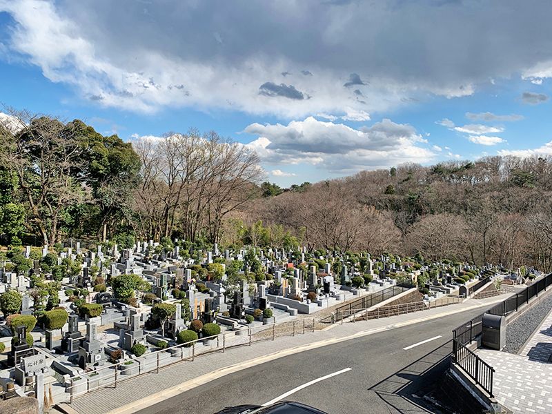 狭山湖畔霊園　開放的な園内