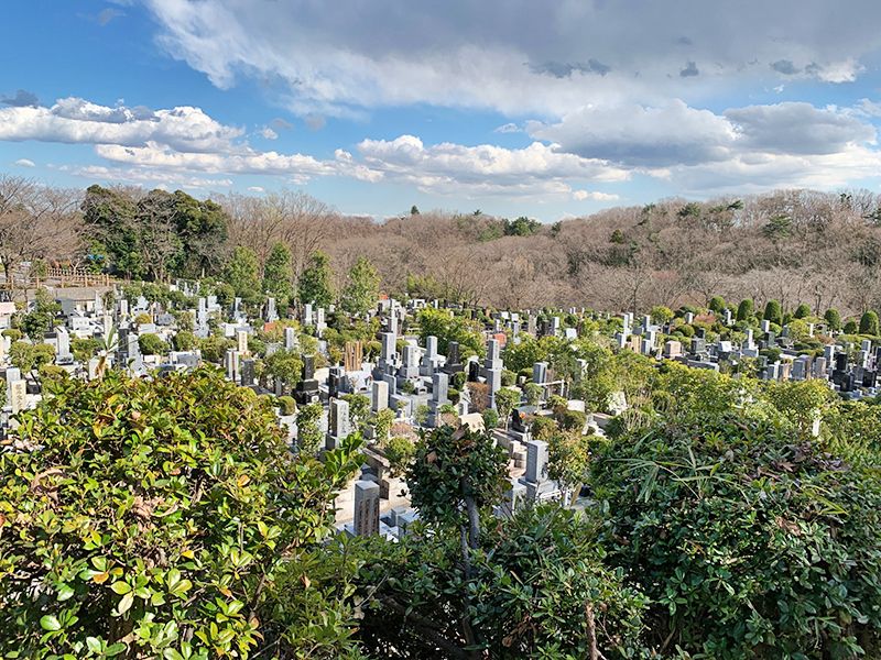 狭山湖畔霊園　狭山自然公園内の霊園風景
