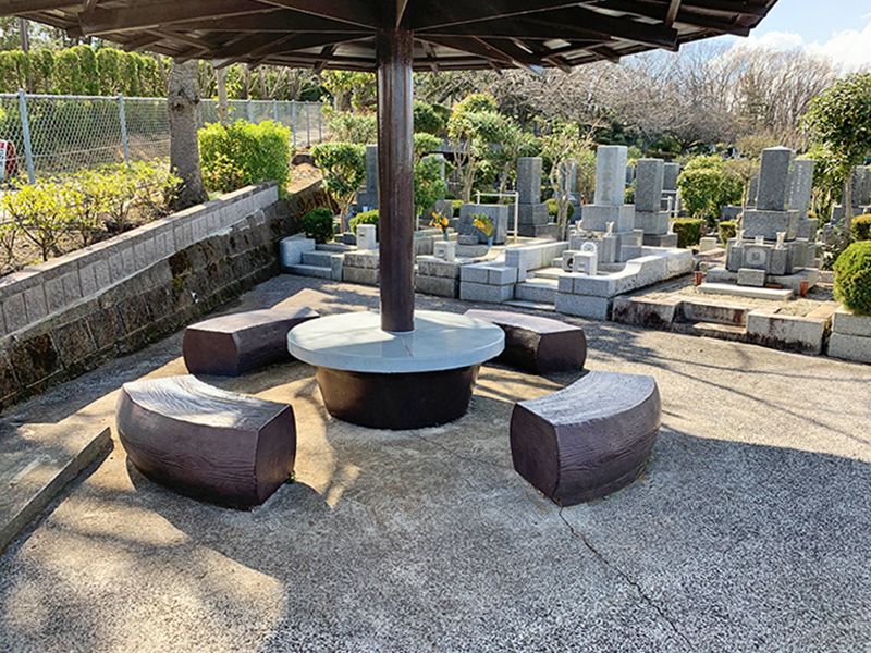 狭山湖畔霊園　墓域横にある休憩スペース