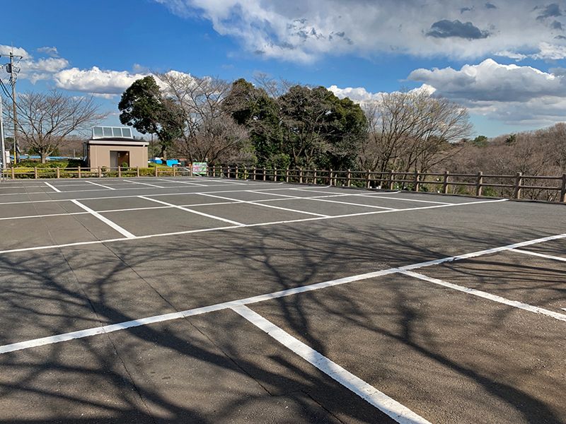 狭山湖畔霊園　広い駐車場