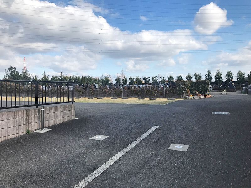 うらわ美園霊苑「永遠の絆」永代供養墓　墓域隣にある駐車場