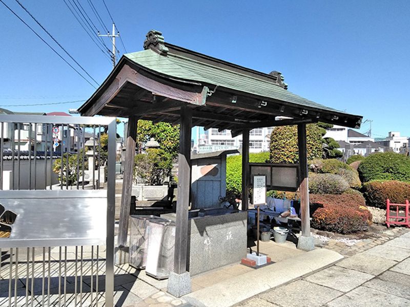川口樹木葬墓地　屋根付き手水舎