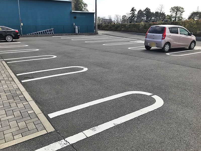 白岡霊園　広々とした駐車スペース