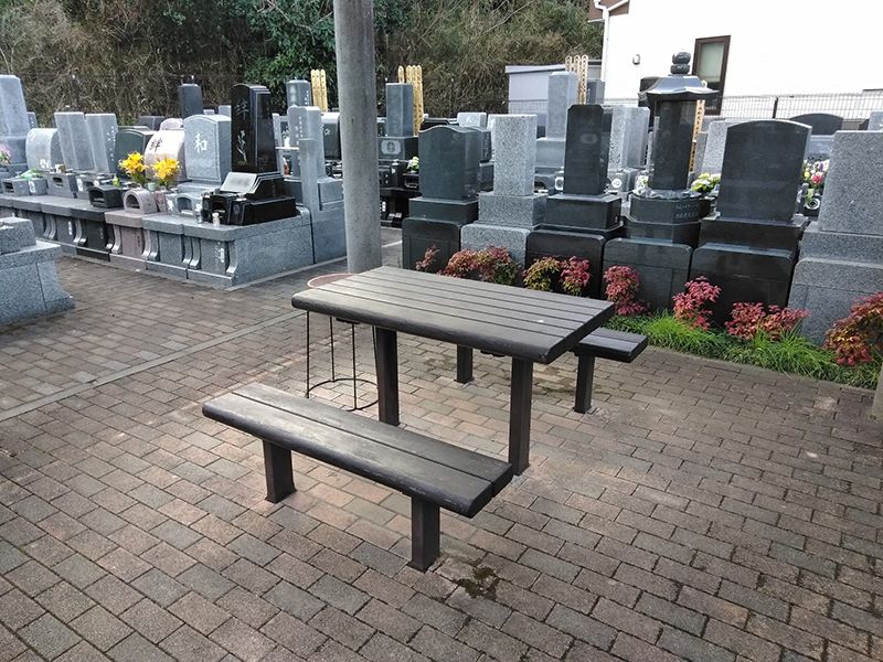 メモリアルガーデン川口　霊園内の休憩スペース