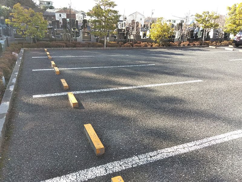 メモリアルガーデン川口　墓域と駐車場は隣接
