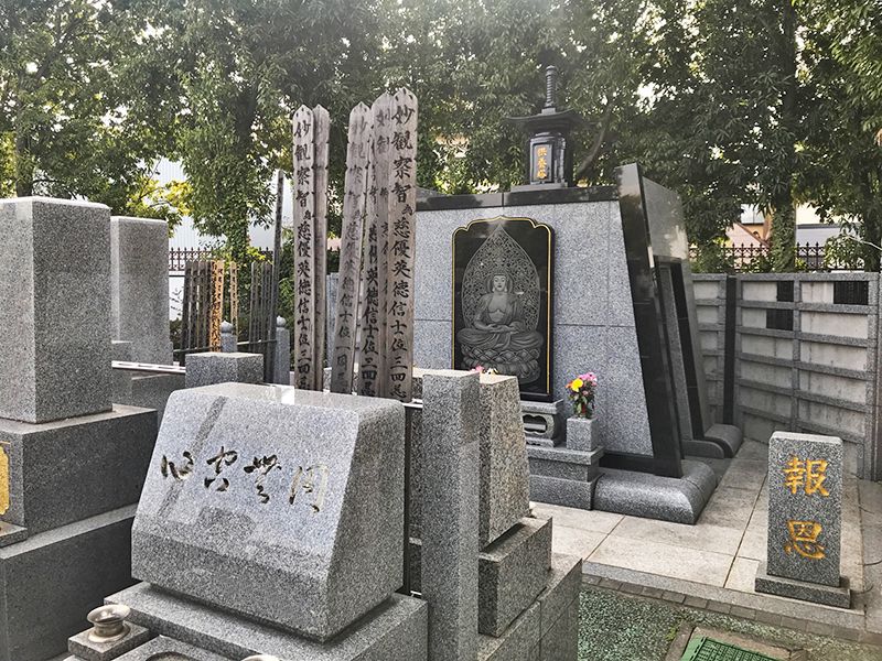 八潮聖地彩苑　御影石が美しい墓石