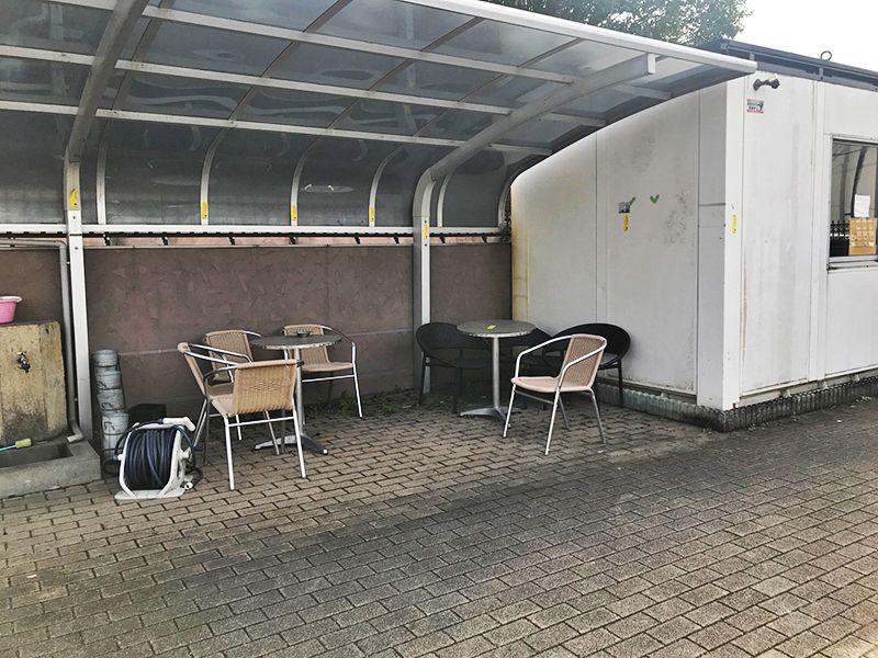 八潮聖地彩苑　屋根付きの休憩スペース