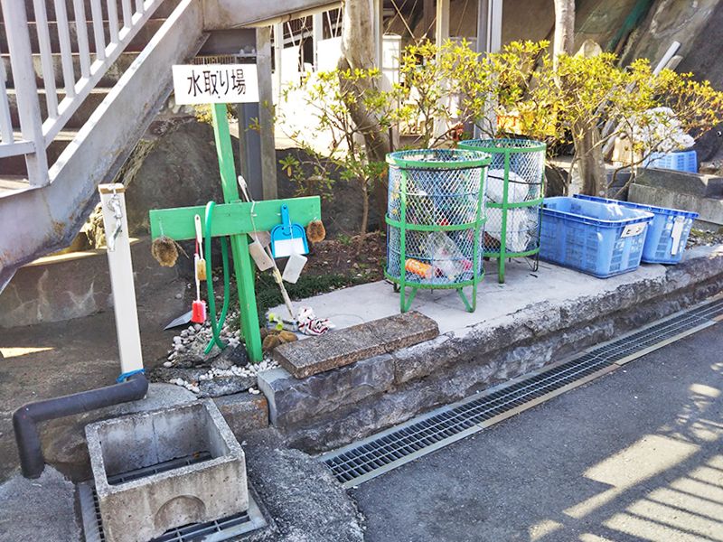 西武セミトリーパーク霊園　掃除用具を揃えた水取り場