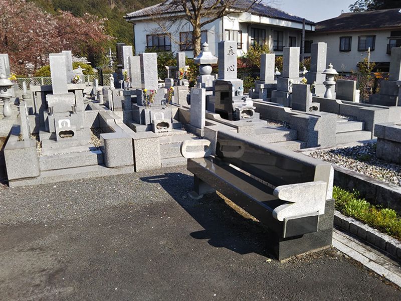 西武セミトリーパーク霊園　園内に設置されたベンチ