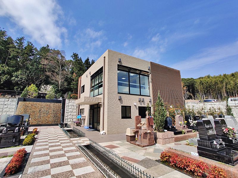 横浜三保浄苑　管理棟の外観