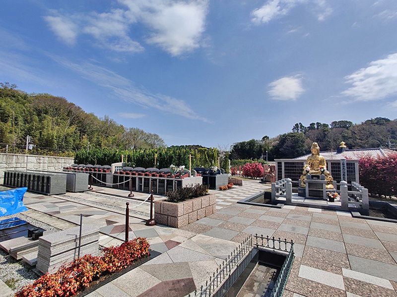 横浜三保浄苑　金色に輝く「一切萬霊永代供養観音仏」