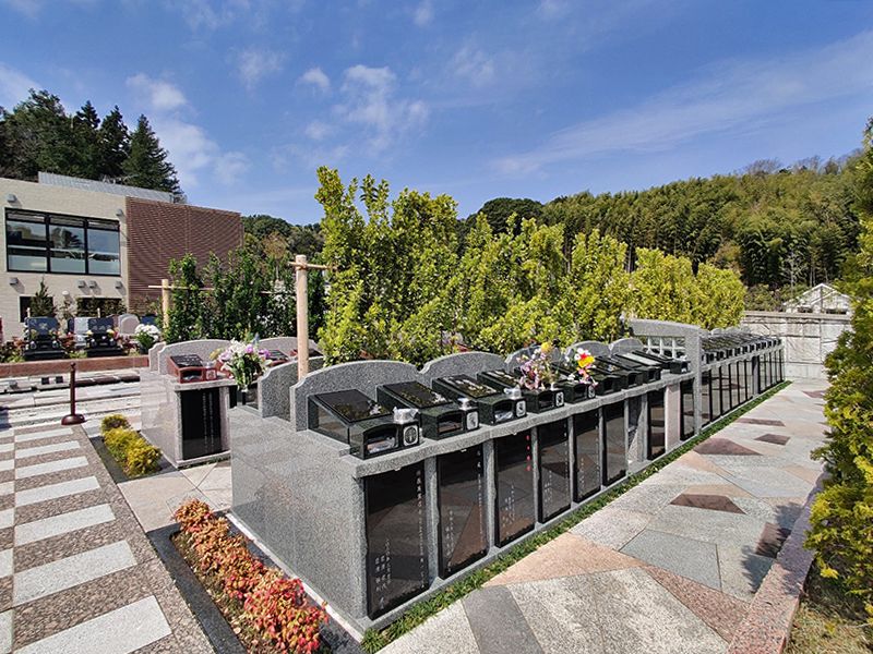 横浜三保浄苑　マサキの木が美しい「樹木葬こもれび墓苑」