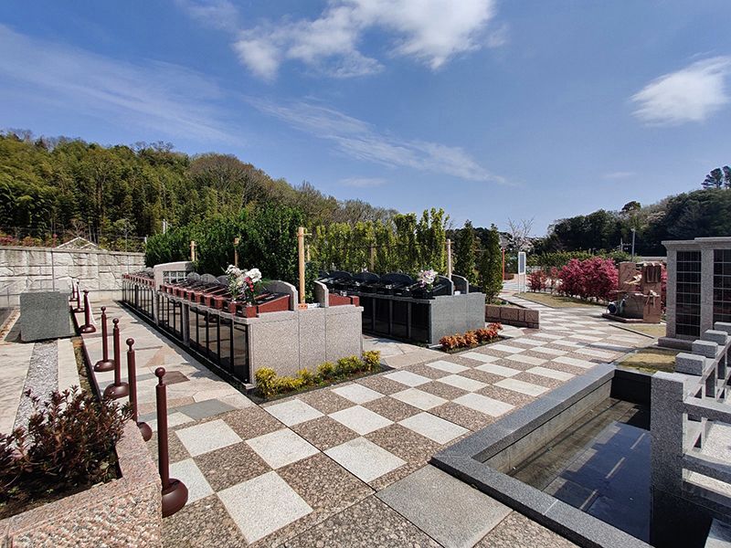 横浜三保浄苑　美しい花が咲く「樹木葬こもれび墓苑」