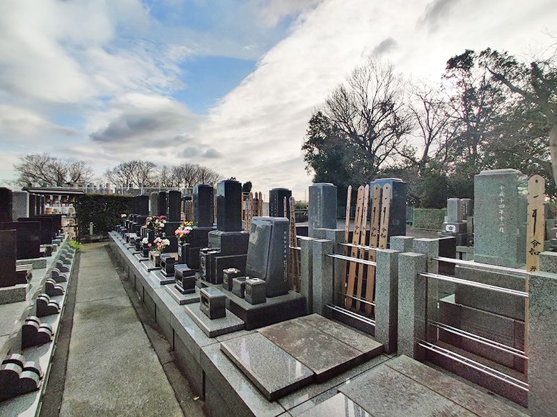 三ツ池の杜墓苑　和・洋型墓石が混在する区画