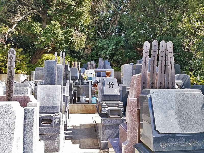 大倉山熊野霊園　緑濃い霊園
