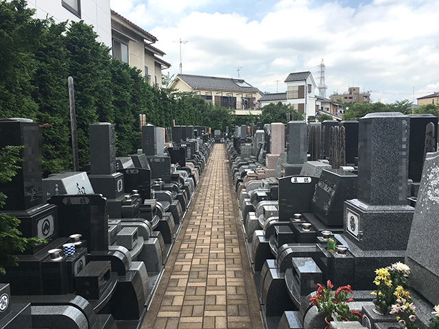 竹の塚霊園　バリアフリーの参道
